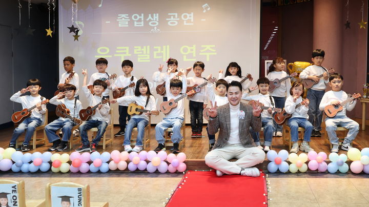 [서울=뉴시스] 오언석 도봉구청장이 학마을 어린이집 졸업생들과 사진을 찍고 있다. 2025.04.08. (사진=도봉구 제공) *재판매 및 DB 금지