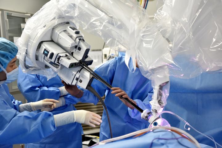 [화순=뉴시스] 화순전남대병원 의료진이 최첨단 로봇 의료기기 '다빈치SP'를 이용해 수술을 하고 있다. (사진=화순전남대병원 제공) 2025.04.08. photo@newsis.com *재판매 및 DB 금지