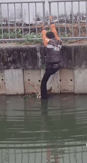 태국의 한 편의점 알바생이 물에 빠진 고양이를 구하고 있다. (영상=페이스북) *재판매 및 DB 금지 *재판매 및 DB 금지