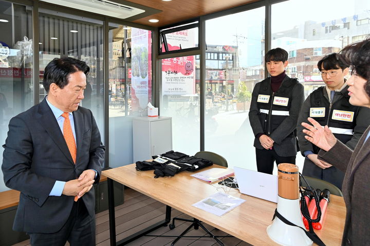 [서울=뉴시스] 이성헌 서대문구청장(왼쪽)이 지난달 28일 ‘홍제폭포 안전상황실’을 찾아 관계자들을 격려하고 있다. 2025.04.08. (사진=서대문구 제공) *재판매 및 DB 금지