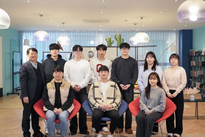 [울산=뉴시스] 찜솥 같은 환경에서도 1000시간을 버틸 수 있는 고효율 페로브스카이트 태양전지를 개발한 울산과학기술원(UNIST) 탄소중립대학원 김동석 교수팀과 경상국립대학교 이태경 교수팀. (사진=UNIST 제공) 2025.04.08. photo@newsis.com *재판매 및 DB 금지