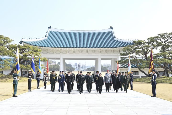 [서울=뉴시스] 국립서울현충원 참배를 위해 현충문을 지나 현충탑 앞으로 이동 중인 데릴 맥컬리 유엔사 부사령관(캐나다 육군 중장, LTG Derek Macaulay) 및 주한 무관단. (사진=국방부 제공) 2025.04.08. photo@newsis.com *재판매 및 DB 금지