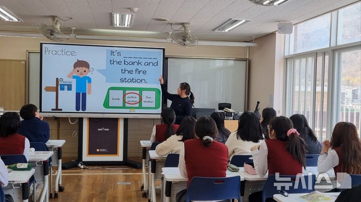 [서울=뉴시스]배화여중 원어민 교사 수업.