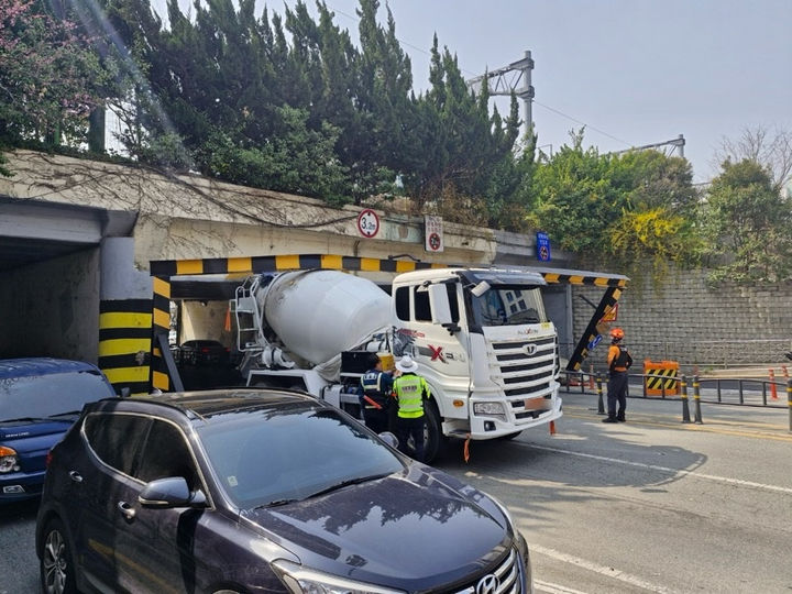 [부산=뉴시스] 8일 오전 부산 부산진구 부전제1가도교 아래 굴다리(높이 3.2m)를 지나던 레미콘 차량이 철제 구조물에 끼이는 사고가 발생했다. (사진=부산경찰청 제공) 2025.04.08. photo@newsis.com *재판매 및 DB 금지
