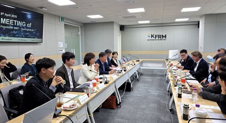 [안동=뉴시스] 8일 서울 범부처재생의료사업단 회의실에서 경북도와 독일 프라운호퍼 연구소 관계자들이 간담회를 열고 있다. (사진=경북도 제공) 2025.04.08. photo@newsis.com *재판매 및 DB 금지