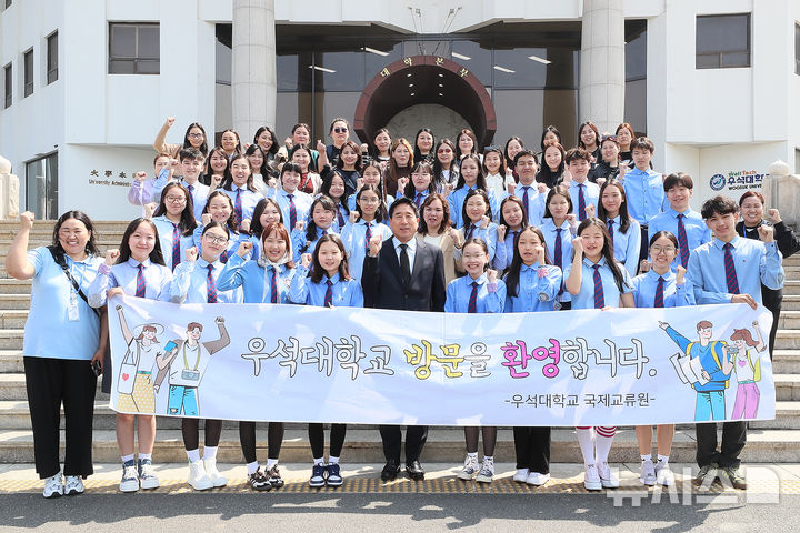 [완주=뉴시스]윤난슬 기자 = 전북 우석대학교는 작년에 이어 국제교류 협약을 맺은 몽골 8개 고등학교를 대상으로 한국 전통문화체험을 진행한다고 8일 밝혔다.(사진=우석대 제공)