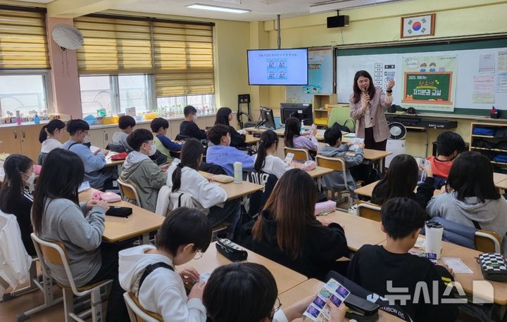 [광명=뉴시스]광명시가 7일 광명북초등학교에서 '2025년 찾아가는 청소년 자치분권교실' 첫 수업을 진행 중이다.(사진=광명시 제공)2025.04.08.photo@newsis.com