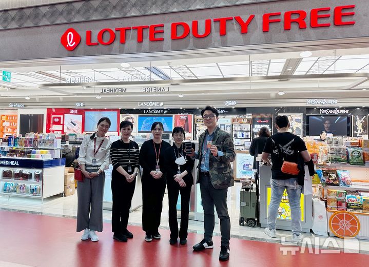 [제주=뉴시스] 롯데면세점 제주공항점은 8일 제주지역 민생경제 활성화를 위한 3GO 챌린지에 동참했다. 윤남호(오른쪽) 공항점장과 직원들이 3GO 챌린지 동참 후 기념촬영하고 있다. (사진=롯데면세점 제주공항점 제공) 2025.04.08. photo@newsis.com *재판매 및 DB 금지