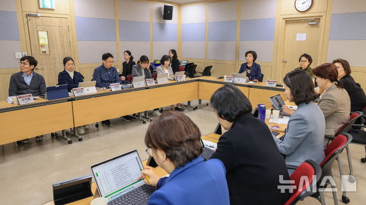 [과천=뉴시스] 과천시가 최근 기후 위기 적응 대책 수립 최종 보고회를 열고 있다. (사진=과천시 제공). 2025.04.08.photo@newsis.com