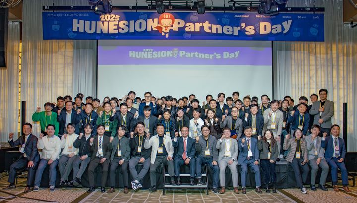 3일 경기 광주 곤지암리조트에서 진행된 ‘2025 휴네시온 파트너스 데이’에 참석한 참가자들이 기념사진 촬영을 하고 있다.(사진=휴네시온 제공) *재판매 및 DB 금지