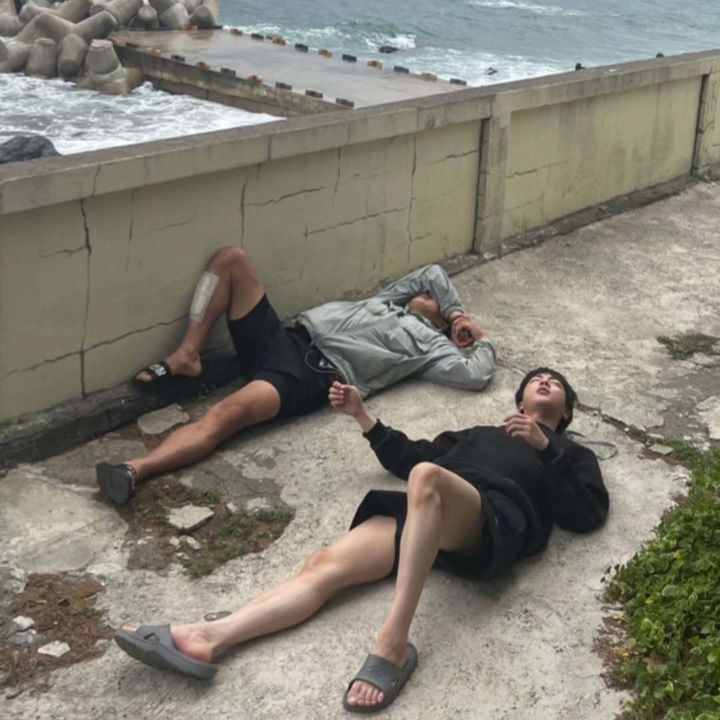 [서울=뉴시스] 웹툰작가 기안84(왼쪽), 그룹 '방탄소년단' 진. (사진=기안84 인스타그램 캡처) 2025.04.09. photo@newsis.com *재판매 및 DB 금지