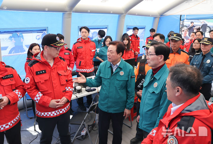 [하동=뉴시스] 박완수(가운데) 경남도지사가 8일 낮 12시께 완전 진화된 하동군 옥종면 산불 현장통합지휘본부를 찾아 하동군, 산림청 관계자 등과 향후 피해 복구 방안, 피해조사 계획 등에 대해 논의하고 있다. (사진=경남도 제공) 2025.04.08. photo@newsis.com