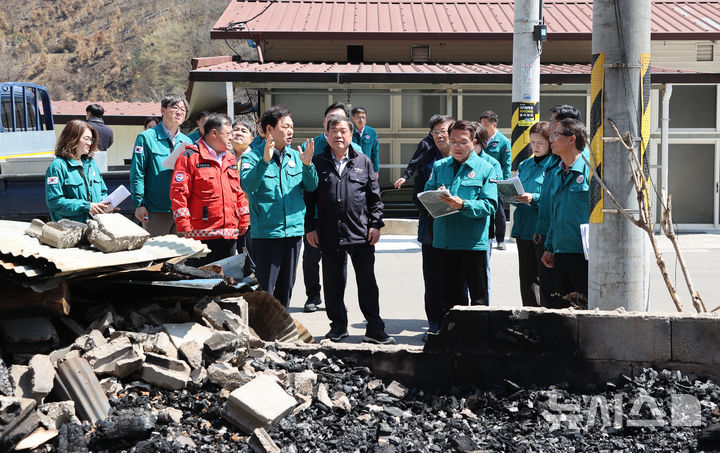 [산청=뉴시스] 박완수 경남도지사가 8일 낮 산청군 시천면 중태마을을 방문해 박명균(왼쪽) 행정부지사, 이승화 산청군수와 지난 3월 대형 산불로 전소된 도로변 가옥을 둘러보면서 복구 대책 등을 논의하고 있다. (사진=경남도 제공) 2025.04.08. photo@newsis.com