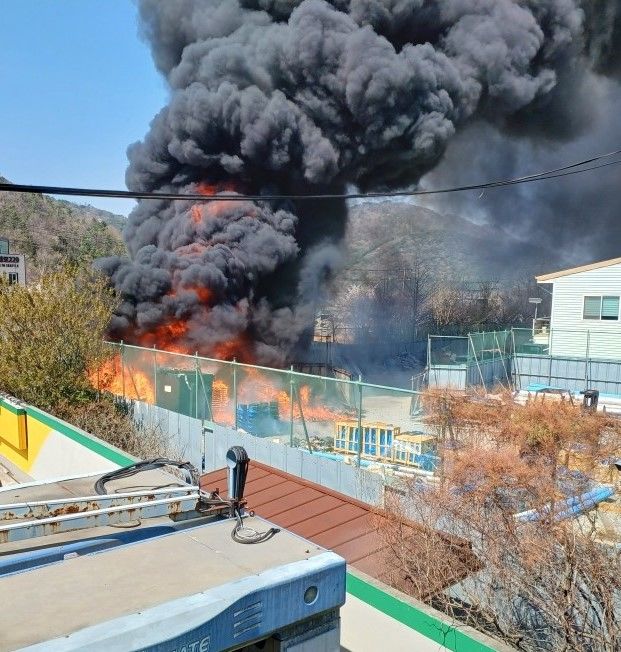 [여수=뉴시스] 김석훈 기자 = 8일 오후 전남 여수시 호명동 한 주유소 인근 야적장에서 불이나 검은 연기가 치솟고 있다. (사진=여수소방 제공) 2025.04.08. photo@newsis.com *재판매 및 DB 금지