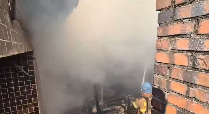 [대구=뉴시스] 8일 오후 2시21분께 중구 인교동의 한 단독주택에서 불이 났다. (사진=대구소방안전본부 제공) 2025.04.08. photo@newsis.com *재판매 및 DB 금지