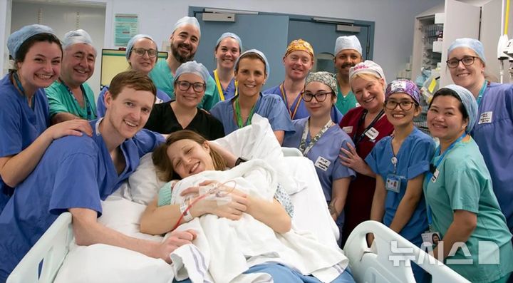 [서울=뉴시스] 영국 최초로 자궁 이식 수술을 받은 30대 여성이 수술받은 지 2년 만에 건강한 딸을 출산했다. (사진=WTUK)