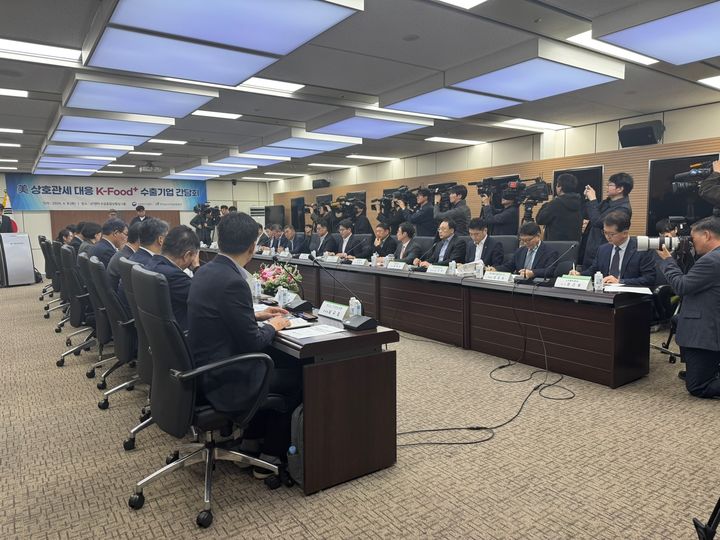 [서울=뉴시스] 동효정 기자 =송미령 농림축산식품부 장관 주재로 개최된 美(미) 상호관세 대응 K-푸드 수출기업 간담회 회의에 참석한 관계자들이 서로 대화를 나누고 있다. vivid@newsis.com *재판매 및 DB 금지