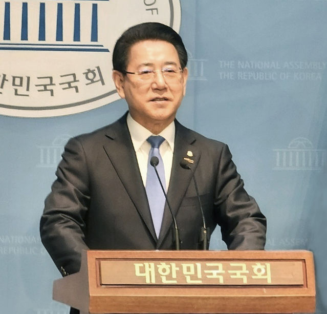 [서울=뉴시스] 송창헌 기자 = 김영록 전남지사가 8일 오전 국회 소통관에서 조기 대선 불출마를 선언하고 있다. (사진=독자 제공) 2025.04.08 photo@newsis.com *재판매 및 DB 금지