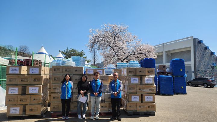[세종=뉴시스]한국광해광업공단은 7일 경북 영덕 국민체육센터에서 이재민들에 식료품 꾸러미를 전달했다.(사진=KOMIR 제공) *재판매 및 DB 금지