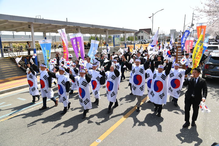 [울산=뉴시스] 울산 울주군은 8일 남울주청년회의소가 남창 3·1운동 기념비와 온양읍행정복지센터에서 제106주년 기념 남창 4·8만세운동 재현행사를 개최했다고 밝혔다. (사진= 울주군 제공) 2025.04.08. photo@newsis.com *재판매 및 DB 금지