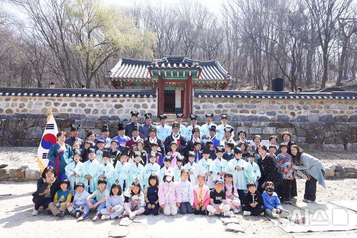 [광주(경기)=뉴시스] 남한산성에서 현절사 춘계 제향 봉행을 거행한 후 참가자들이 기념촬영을 하고 있다 (사진=광주시 제공) 2025.04.08.photo@newsis.com