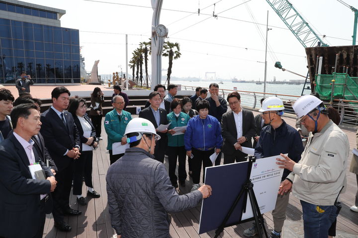 [울산=뉴시스] 울산 남구의회 의원들이 8일 최근 소음 민원 등이 잇따르고 있는 울산태화호 계류장 조성사업 현장인 장생포 고래문화특구 일원을 방문해 시공사 관계자로부터 사업 추진현황 등을 청취하고 있다. (사진=울산 남구의회 제공) 2025.04.08. photo@newsis.com *재판매 및 DB 금지