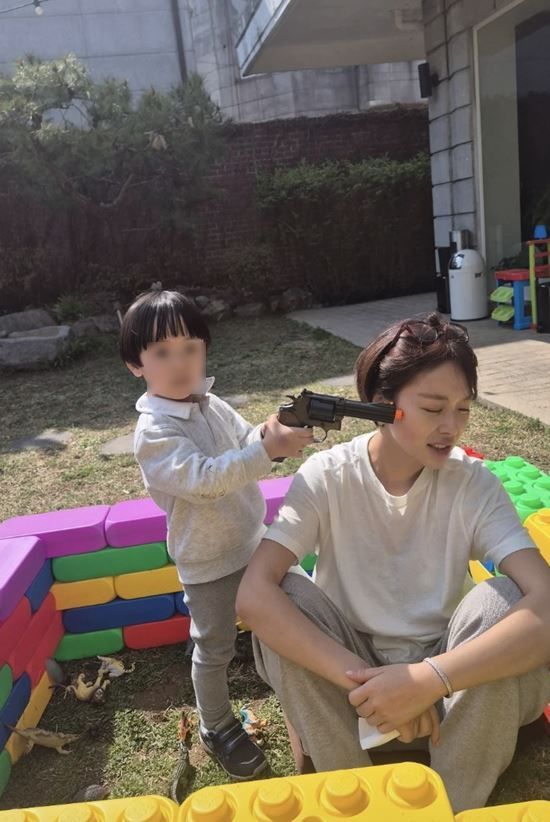 [서울=뉴시스] 배우 황정음이 아들과 근황을 공개했다. (사진=황정음 인스타그램 캡처) 2025.04.08. photo@newsis.com&nbsp; *재판매 및 DB 금지