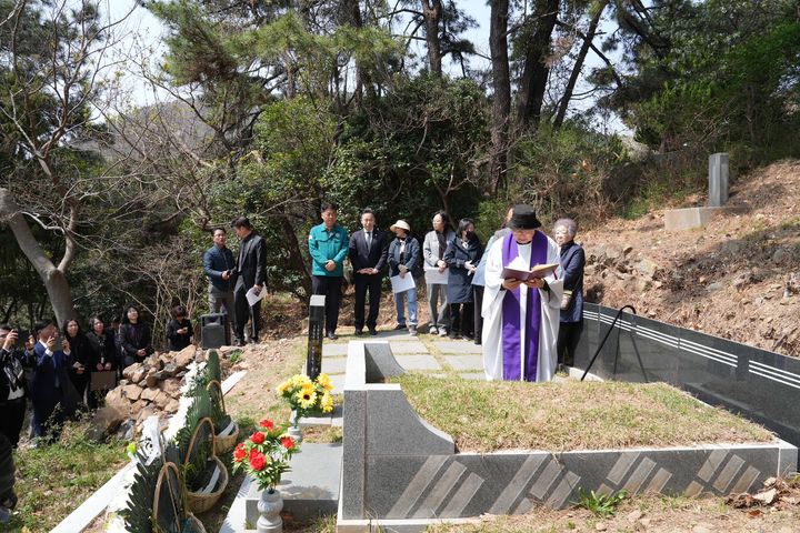 [부산=뉴시스] 8일 고 안성녀 여사의 71주기 추모일을 맞아 묘소 참배가 진행되고 있다. (사진=부산 남구 제공) 2025.04.08. photo@newsis.com *재판매 및 DB 금지