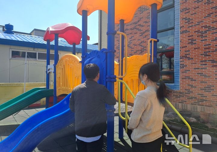 [포항=뉴시스] 송종욱 기자 = 포항시가 아이들의 안전을 위해 어린이집 놀이 시설 안전 점검을 한다. 사진은 8일 북구 장량동의 한 어린이집 시설물 점검 모습. (사진=포항시 제공) 2025.04.08. photo@newsis.com