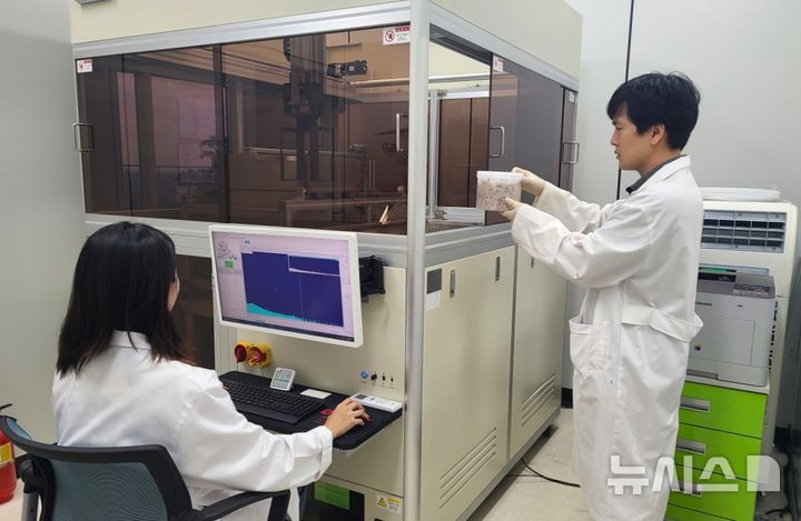 [포항=뉴시스] 송종욱 기자 = 포항시는 수산물 방사능 안심 품질 인증 지원 사업자를 오는 15일까지 모집한다. 사진은 식품 방사능 검사 모습. (사진=포항시 제공) 2025.04.08. photo@newsis.com