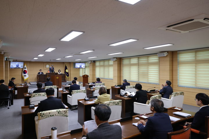 [대전=뉴시스] 조명휘 기자 = 부여군의회가 8일 제291회 임시회 제3차 본회의를 열어 안건을 심의·의결하고 있다. (사진= 부여군의회 제공) 2025.04.08 photo@newsis.com *재판매 및 DB 금지