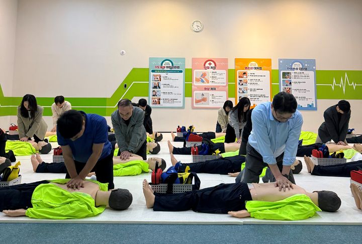 한국주택금융공사가 8일 부산 동래구 119안전체험관에서 '2025년 상반기 노사⋅수급업체 합동 체험형 안전 교육'을 진행했다. 구광진 한국주택금융공사 노조부위원장(앞줄 왼쪽)과 유호재 한국주택금융공사 상임이사가 심폐소생술 실습을 하고 있다. (사진=한국주택금융공사 제공) photo@newsis.com *재판매 및 DB 금지