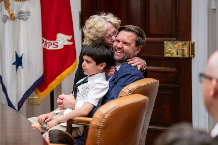 [서울=뉴시스] JD 밴스와 그의 모친. (출처=밴스 X) 2025.04.08. photo@newsis.com *재판매 및 DB 금지