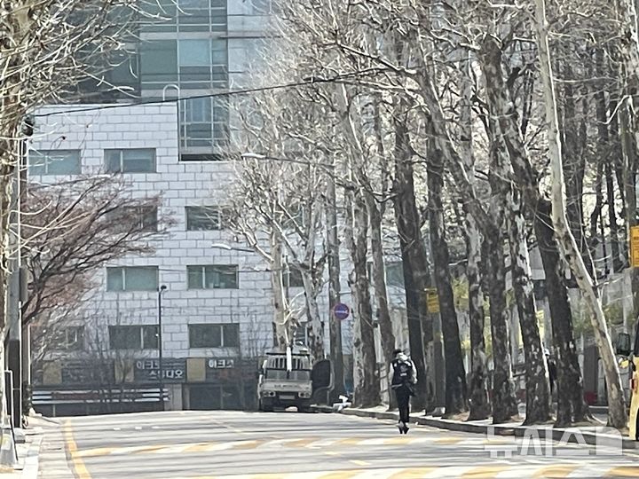 [서울=뉴시스]최은수 기자=8일 오후 전국 최초로 '전동 킥보드 없는 거리'로 지정된 서울 서초구 반포동 학원가에인근 도로에서 한 남성이 전동 킥보드를 타고 운행하고 있다.2025.04.08