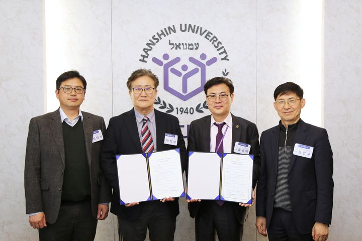 [수원=뉴시스] 업무협약. (사진=한신대 제공) 2025.04.08. photo@newsis.com *재판매 및 DB 금지