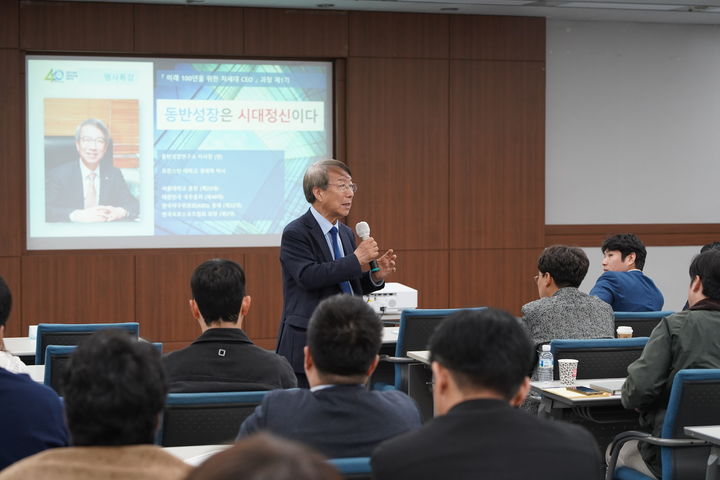 [서울=뉴시스] 대한전문건설협회 중앙회가 8일 서울 동작구 전문건설회관에서 실시한 '미래 100년을 위한 차세대 CEO 과정' 제1기 1차 교육에서 정운찬 전 국무총리가 특강을 하고 있다. (사진=대한전문건설협회 제공) 2025.04.08. photo@newsis.com *재판매 및 DB 금지