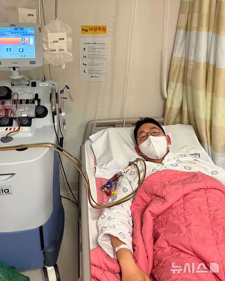 [인천=뉴시스] 육군 제17보병사단 북진여단 박상준 대위가 백혈병 환자를 위해 조혈모세포를 기증하고 있다. (사진=17사단 제공) 2025.04.08. photo@newsis.com *재판매 및 DB 금지