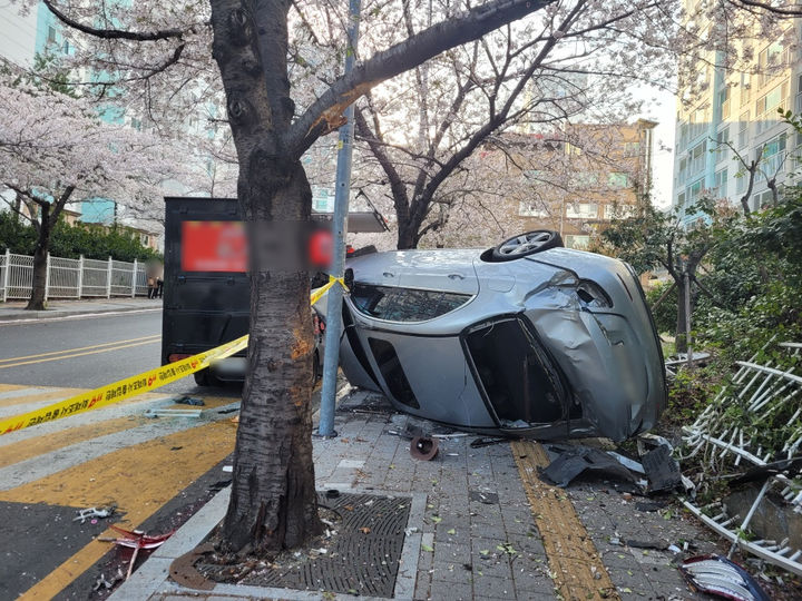 [부산=뉴시스] 8일 오후 부산 수영구의 한 도로에서 A(70대·여)씨가 몰던 승용차가 갑자기 빠른 속도로 인도로 돌진해 보행자 2명과 푸드트럭을 잇달아 들이받았다. (사진=부산경찰청 제공) 2025.04.08. photo@newsis.com *재판매 및 DB 금지