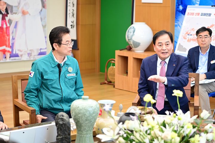 [김천=뉴시스] 배낙호 김천시장이 이철우(왼쪽) 경북도지사와 접견하고 있다. (사진=김천시 제공) 2025.04.08 photo@newsis.com *재판매 및 DB 금지