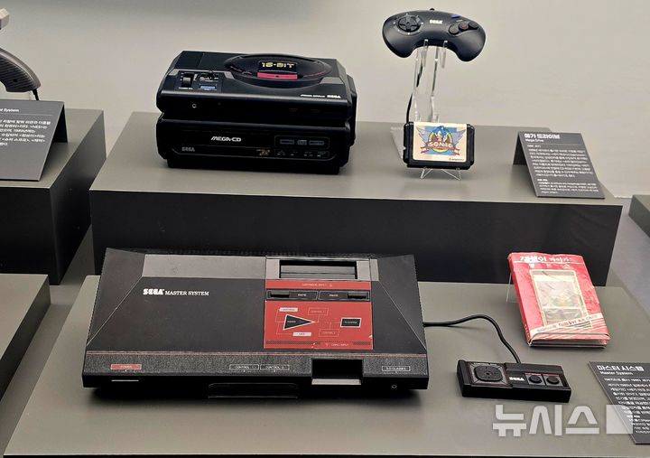 [서울=뉴시스]오동현 기자 = 서울 구로구 지-타워 3층에 위치한 넷마블게임박물관에는 삼성전자가 국내에 유통한 게임기기 '세가 마스터 시스템' 등 다양한 수집품이 전시돼 있다.