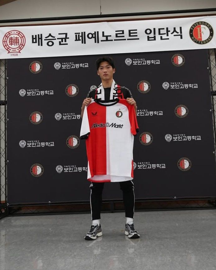 [서울=뉴시스] 네덜란드 프로축구 에레디비시 페예노르트와 계약을 체결한 배승균. (사진=페예노르트 SNS 캡처) *재판매 및 DB 금지