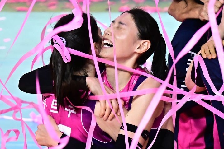 [서울=늇;스] 프로배구 흥국생명 김연경(오른쪽)이 8일 인천삼산월드체육관에서 열린 도드람 2024~2025 V-리그 여자부 챔피언결정전 5차전에서 정관장을 세트 스코어 3-2로 꺾고 우승을 확정한 뒤 환호하고 있다. (사진=KOVO 제공) 2025.04.08. *재판매 및 DB 금지