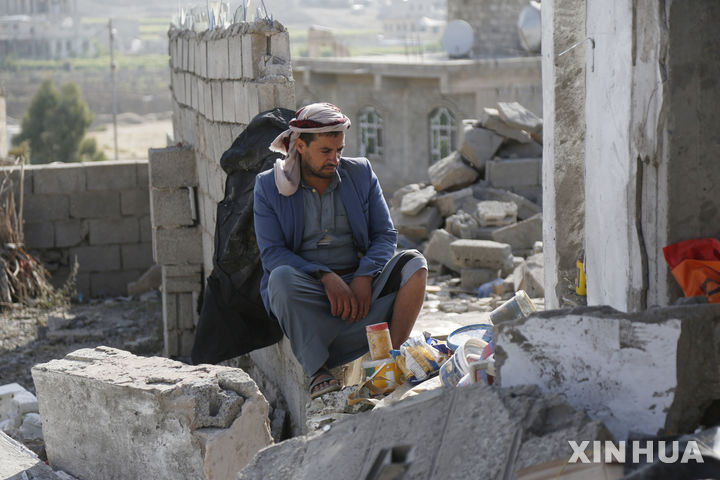 [사나=신화/뉴시스]4월 7일 예멘 사나에서 한 주민이 미군 공습으로 파괴된 집 잔해 위에 넋이 나간 듯 앉아 있다. 현지 당국은 지난 6일 저녁 미군의 주택가 폭격으로 4명이 숨지고 어린이 포함 23명이 다쳤다고 밝혔다. 2025.04.10.