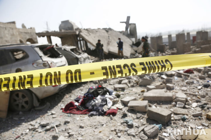 [사나=신화/뉴시스] 4월 7일(현지 시간) 예멘 사나에서 조사관들이 미군 공습으로 파괴된 주택 잔해를 조사하고 있다. 현지 당국에 따르면 지난 6일 저녁 미군의 공습으로 4명이 숨지고 어린이를 포함해 23명이 다쳤다. 2025.04.10.