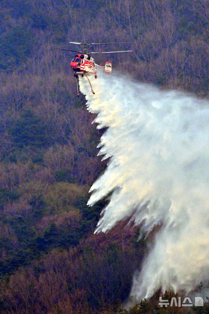 [하동=뉴시스] 차용현 기자 = 경남 하동군 옥종면 산불 발생 2일째를 맞은 8일 오전 날이 밝자 산불진화헬기가 진화작업을 펼치고 있다. 2025.04.08. con@newsis.com
