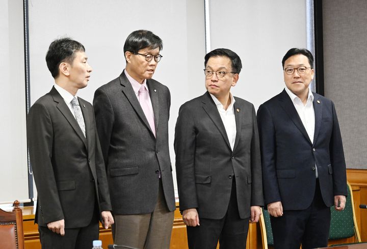 [서울=뉴시스] 최상목 부총리 겸 기획재정부 장관이 8일 오전 서울 중구 은행연합회에서 열린 거시경제·금융현안 간담회에 참석, 회의시작에 앞서 대화를 나누고 있다. 왼쪽부터 이복현 금융감독원장, 이창용 한국은행 총재, 최 부총리, 김병환 금융위원장. (사진=기획재정부 제공) 2025.04.08. photo@newsis.com *재판매 및 DB 금지