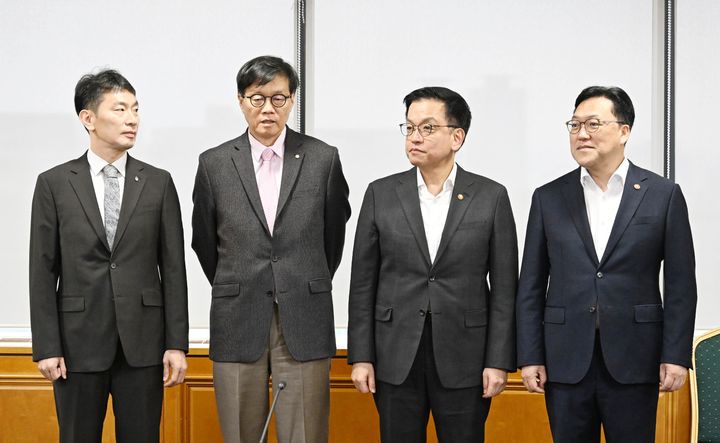 [서울=뉴시스] 최상목 부총리 겸 기획재정부 장관이 8일 오전 서울 중구 은행연합회에서 열린 거시경제·금융현안 간담회에 참석, 회의시작에 앞서 대화를 나누고 있다. 왼쪽부터 이복현 금융감독원장, 이창용 한국은행 총재, 최 부총리, 김병환 금융위원장. (사진=기획재정부 제공) 2025.04.08. photo@newsis.com *재판매 및 DB 금지