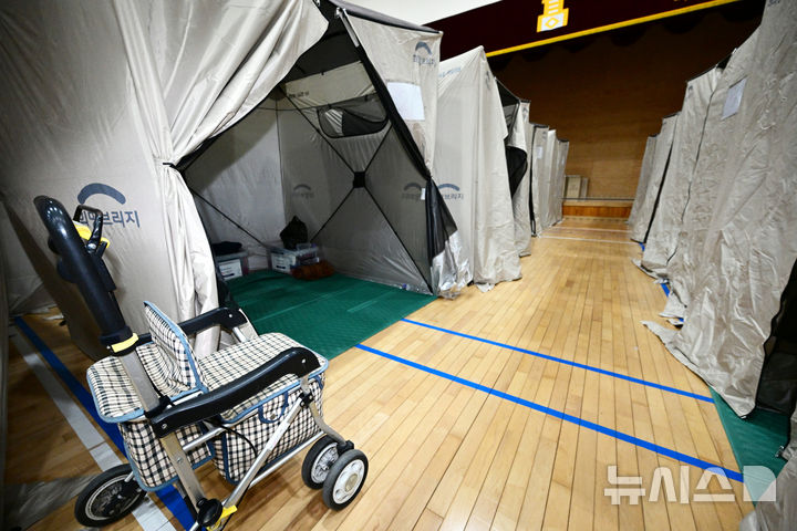 [하동=뉴시스] 차용현 기자 = 경남 하동군 옥종면 산불 발생 2일째를 맞은 지난 8일 오전 옥종고등학교에 마련된 산불 대피소에서 이재민들이 생활을 이어가고 있다 2025.04.08. con@newsis.com