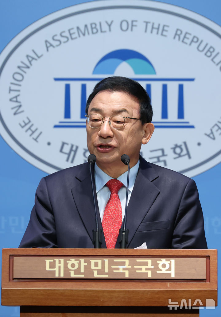 [서울=뉴시스] 고승민 기자 = 이정현 전 새누리당 대표가 8일 서울 여의도 국회 소통관에서 국민의힘 대선 후보 경선 출마 기자회견을 하고 있다. 2025.04.08. kkssmm99@newsis.com