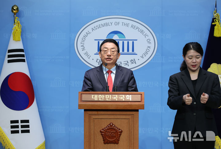 [서울=뉴시스] 고승민 기자 = 이정현 전 새누리당 대표가 8일 서울 여의도 국회 소통관에서 국민의힘 대선 후보 경선 출마 기자회견을 하고 있다. 2025.04.08. kkssmm99@newsis.com